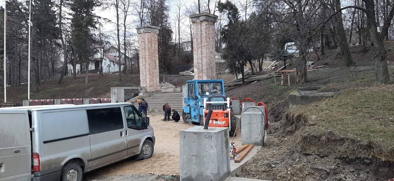 В Кишиневе продолжают реставрацию Кладбища героев.
