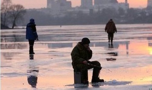 Salvatorii atenţionează cetăţenii, în legătură cu încălzirea vremii, că gheaţa pe bazinele acvatice începe să se topească.