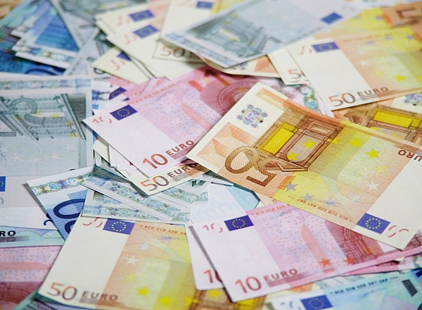 Moneda unica europeana atinge astazi un nou record. Banca Nationala a anuntat o cotatie de 18 lei si 64 de bani pentru un euro.