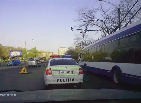 У полицейского автомобиля не был включен проблесковый маячок.