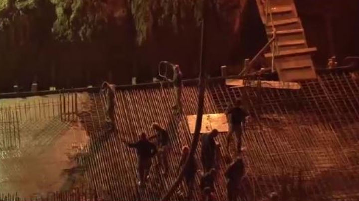 Lucrări pe şantier şi noaptea. Locatarii din apropiere, treziţi de zgomot. Foto: canal3.md