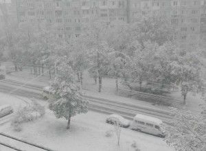 Из-за выпавших ночью осадков дороги в столице стали чрезвычайно опасными. 