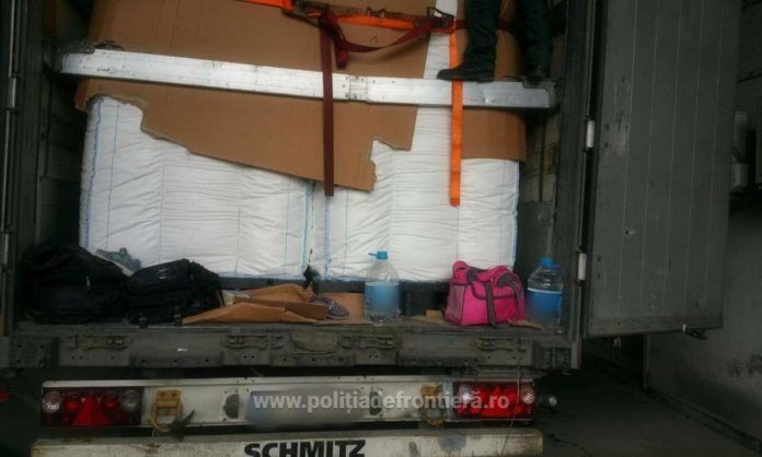 Un moldovean transporta patru persoane într-un camion încărcat cu detergent