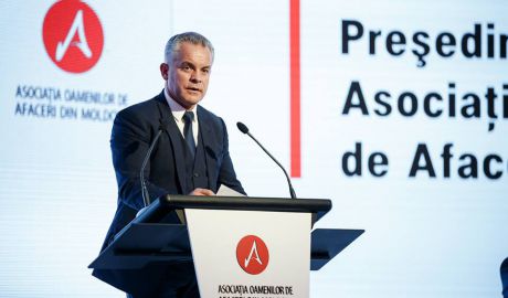 În opinia lui Petrenco oligarhul a ieşit în faţa vasalilor săi cu un mesaj prin care demonstrează că el este stăpân pe situaţie.	Foto: Facebook.com/Vlad Plahotniuc