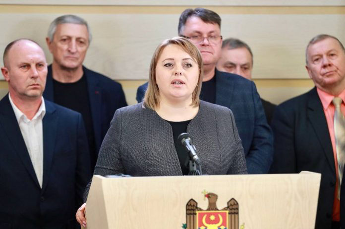 Депутат ПСРМ Ирина Лозован выразила протест против реформы.