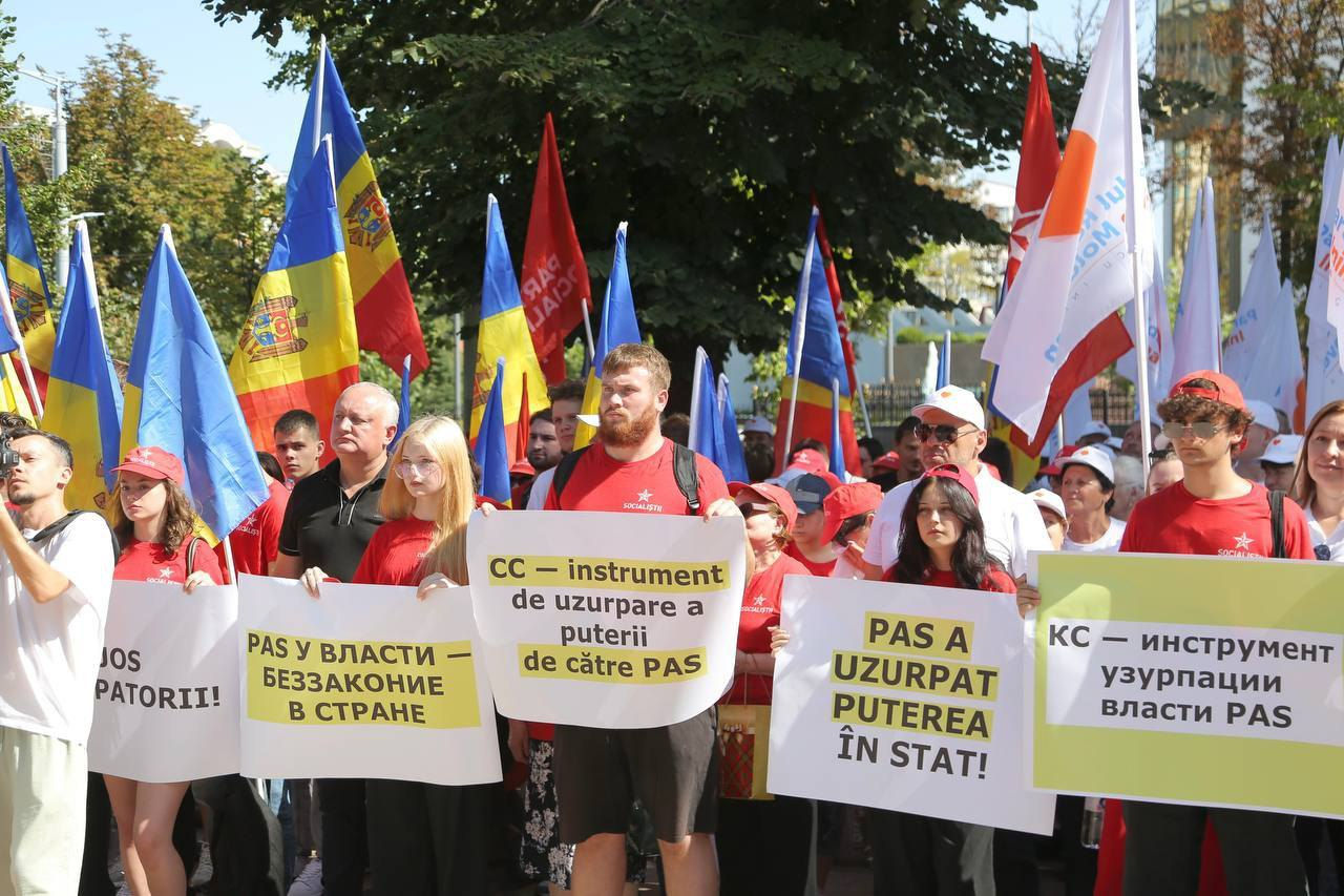 Blocul Electoral Patriotic protestează în fața Parlamentului.