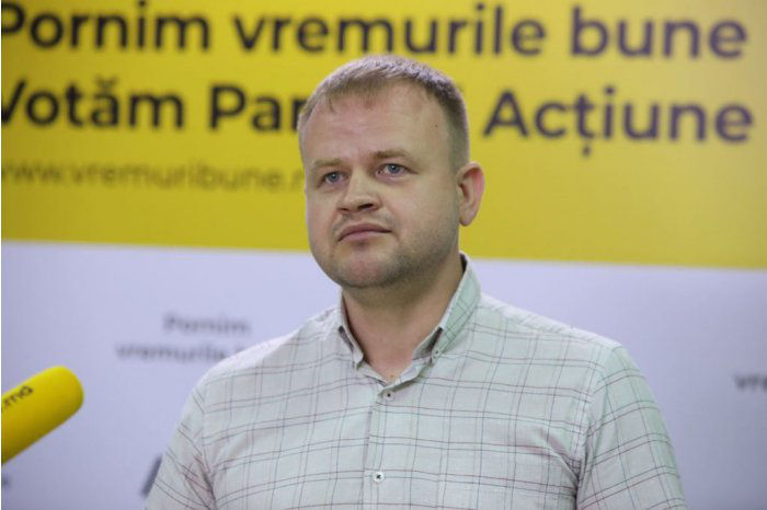 ЦИК предложит КС утвердить депутатский мандат Романа Рошки.