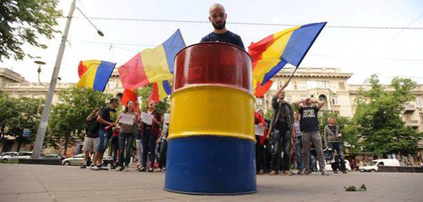 Câțiva tineri, membri ai Plaftormei Unioniste „Acțiunea 2012”, au protestat în fața ministerul Afacerilor Interne a Republicii Moldova. Foto: deschide.md