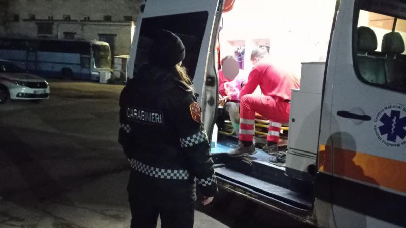 Карабинеры пришли на помощь окровавленному мужчине в центре столицы.