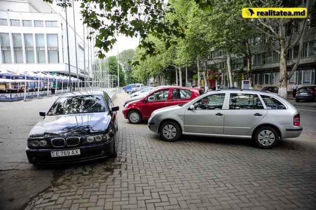 O domnişoară şi-a parcat automobilul pe trecerea de pietoni, creând ambuteiaj la intersecţia străzilor A. Puşkin şi A. Mateevici. Foto: realitatea.md