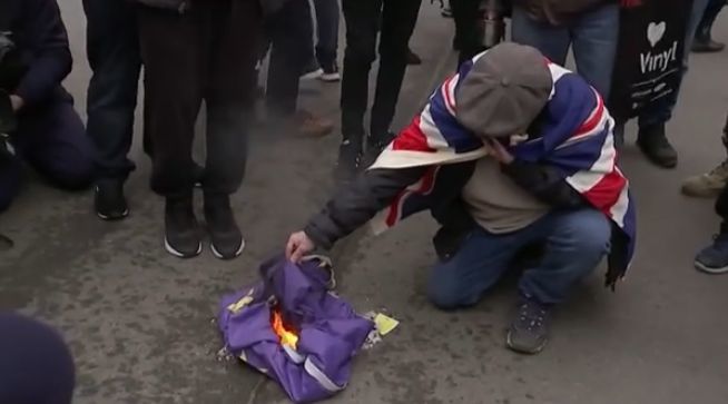 В центре Лондона сожгли флаг Евросоюза.