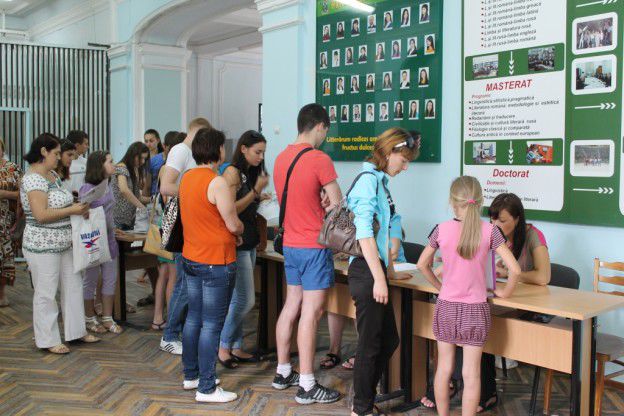 Sute de locuri au rămas neacoperite în universităţi. Foto: diez.md