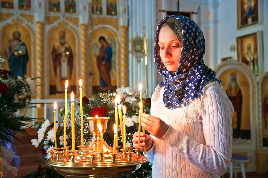 В канун этого дня в храмах проходят всенощные службы, а утром служат Божественную литургию.