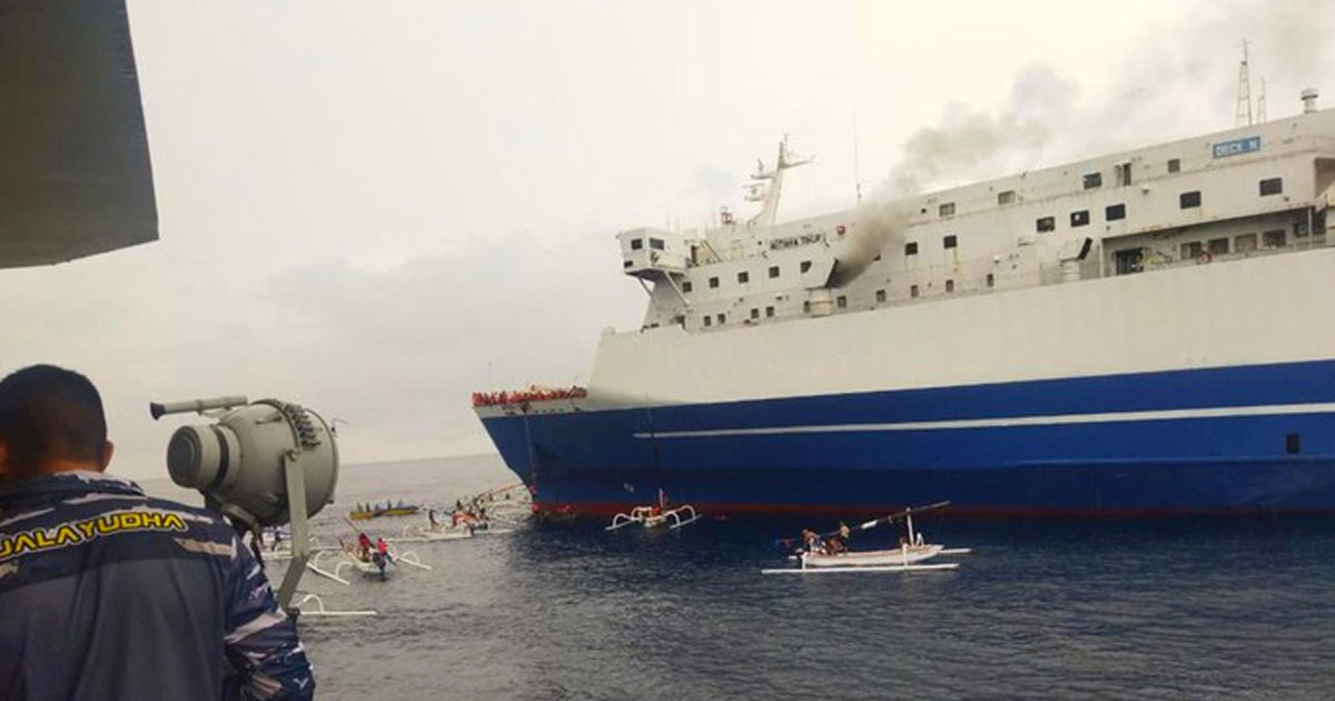 У берегов Бали загорелся круизный лайнер.