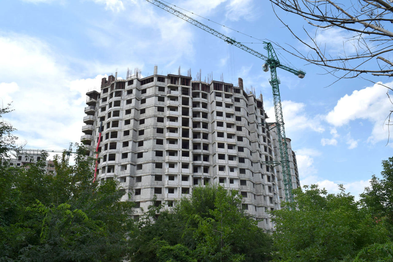 Жители столицы жалуются на огромное количество строящихся зданий.