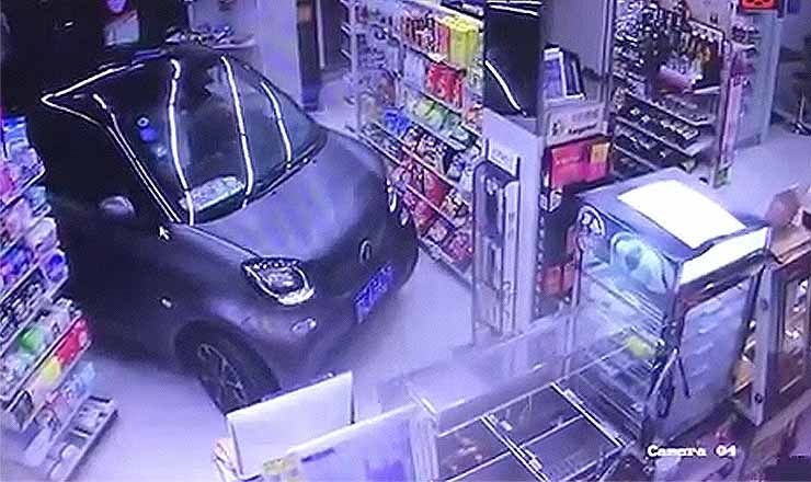 Un șofer  i-a intrecut pe cei care parchează mașina pe trecerea de pietoni. Unde s-a oprit. 