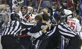 Jucătorii formaţiilor Philadelphia Flyers şi Pittsburgh Penguins s-au luat la pumni la finalul partidei. Foto: fanatik.ro