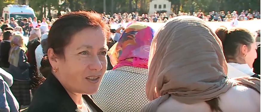 Люди, пришедшие на службу в праздник: Бог как-нибудь защитит нас.