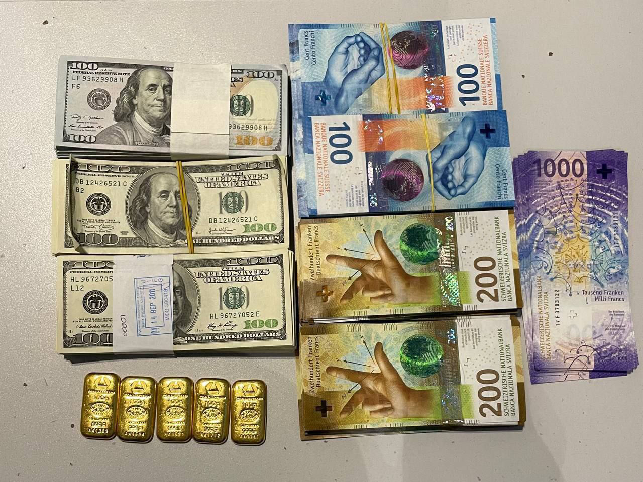 В аэропорту Кишинева у гражданки Украины конфисковали более $24 тысяч.