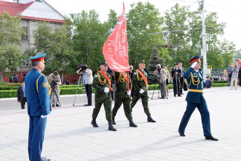 Знамя символизирует гордость за тех, кто отстоял свободу и независимость Родины.