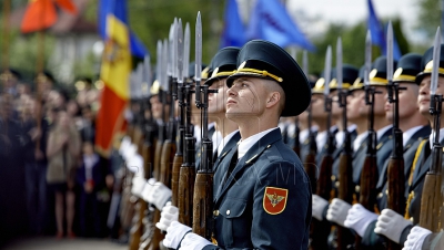 Peste 2.700 de militari, cu 280 de mijloace tehnice vor participa, luni, 1 decembrie, la parada militară organizată cu ocazia Zilei Naţionale a României, în Piaţa Constituţiei.