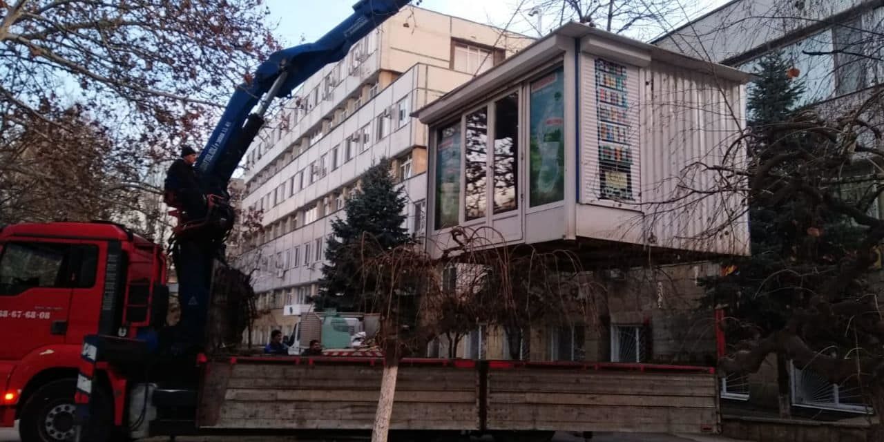 В столице продолжается борьба с киосками и рекламными щитами.