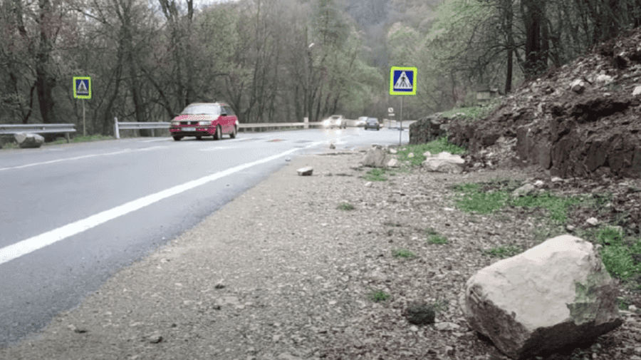 В Сороках валуны падают прямо на проезжую часть.
