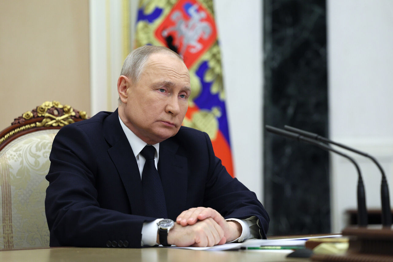 Путин поручил принять меры по снижению оттока россиян за границу.