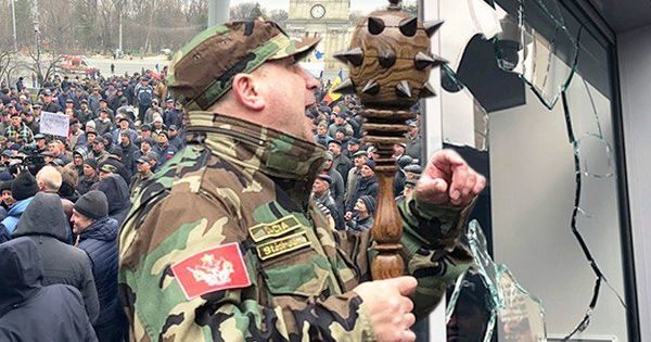 Момент, когда протестующий разбил дверь правительства, попал на видео. Фото: Point.md