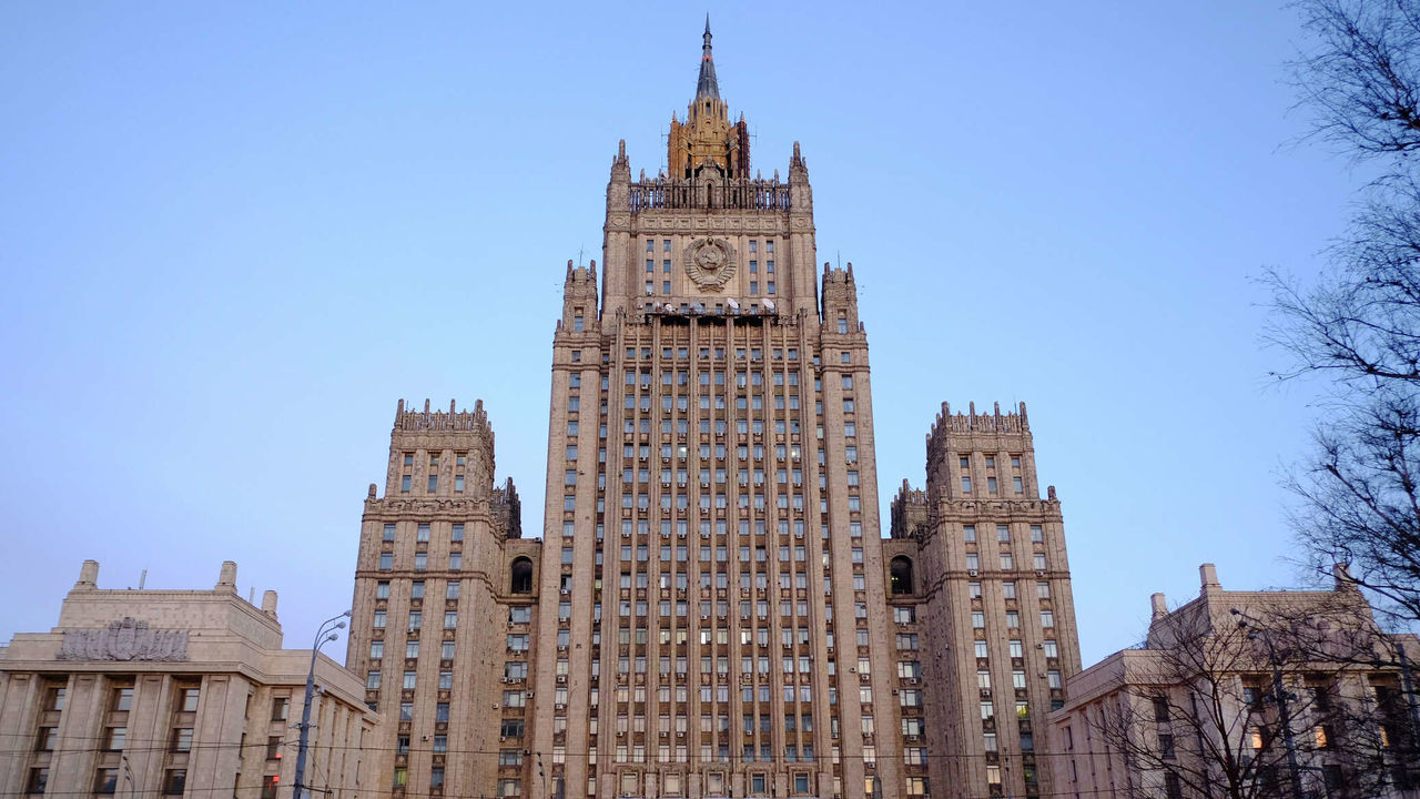 В МИДе России призвали мировое сообщество прекратить поставки оружия на Украину.