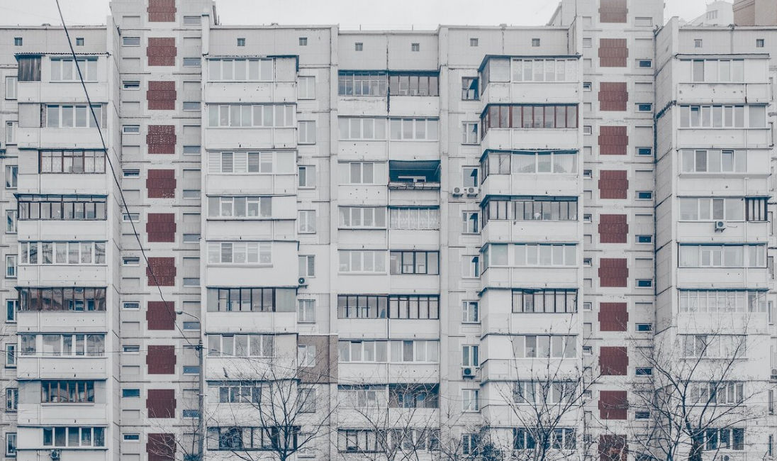 В столице девушка погибла в результате падения с четвертого этажа.