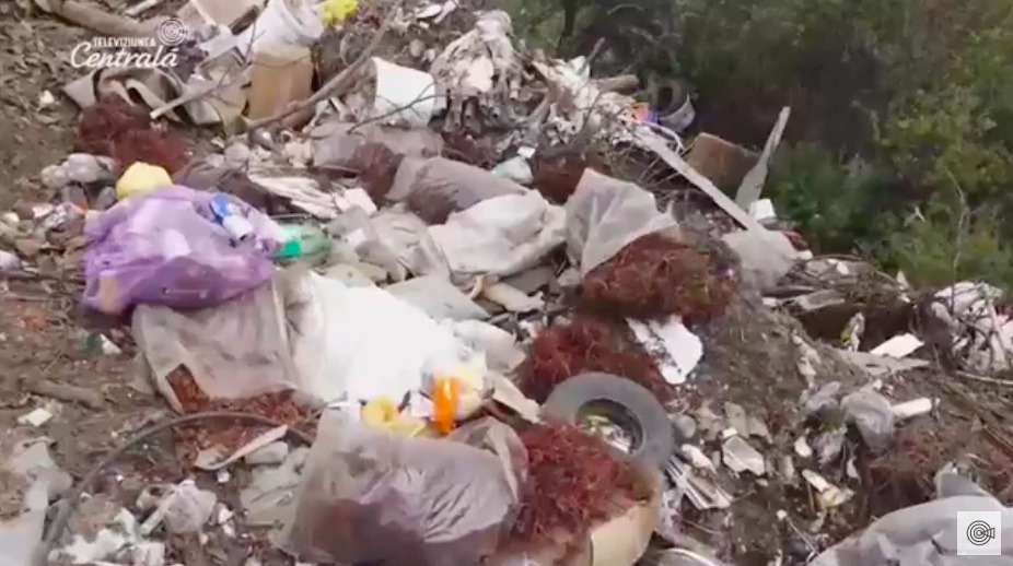 Незаконная свалка на окраине Дурлешт стала настоящей головной болью для местных жителей.
