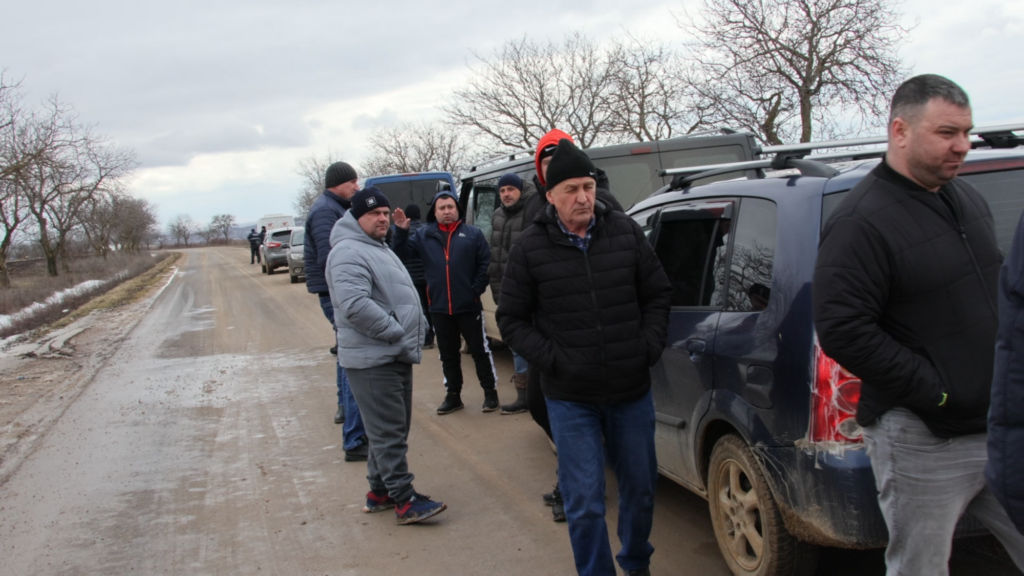 Жители Каплан протестовали из-за плохой дороги: требовали представителя правительства.