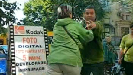Asemenea scene se întâmplă cu regularitate în apropiere de Piaţa Centrală, chiar dacă Primăria a interzis comerţul stradal. Vânzătorii ştiu că încalcă legea, dar spun că nu au încotro. 