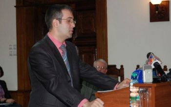 La rândul său, liderul PCRM, Vladimir Voronin, a declarat că Sîrbu a fost “ca un copil” pentru el şi că “şi-a îngropat cariera politică”.
