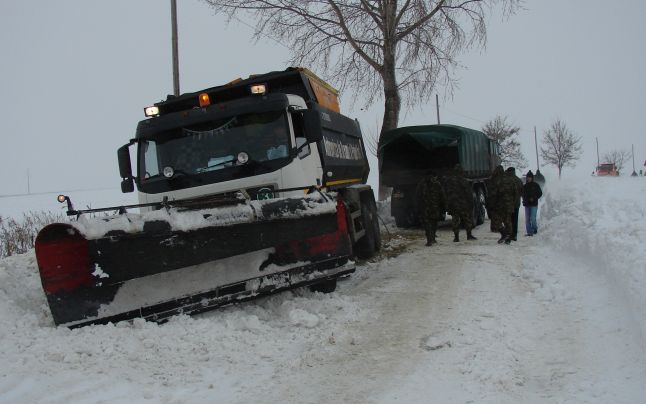 Pentru evacuarea pasagerilor au intervenit militari şi pompieri de la Inspectoratul pentru Situaţii de Urgenţă.
