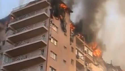 La moment, 14 autospeciale cu apă, spumă şi autoscări intervin la lichidarea incendiului.