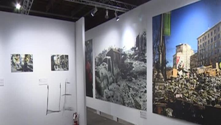 Трое неизвестных опрокинули стенды с фотографиями, разбили дорогостоящую технику, написали на стене прокиевские лозунги.