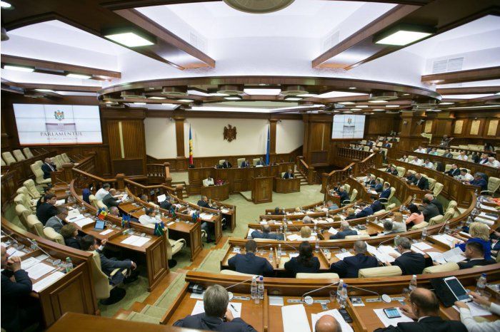 Парламент Молдовы проголосовал за повышение зарплат
