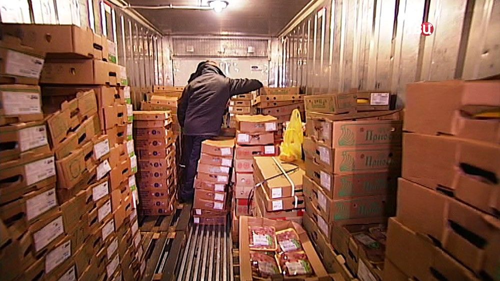 На складах все еще хранят просроченные продукты, предназначенные для школ и детсадов.