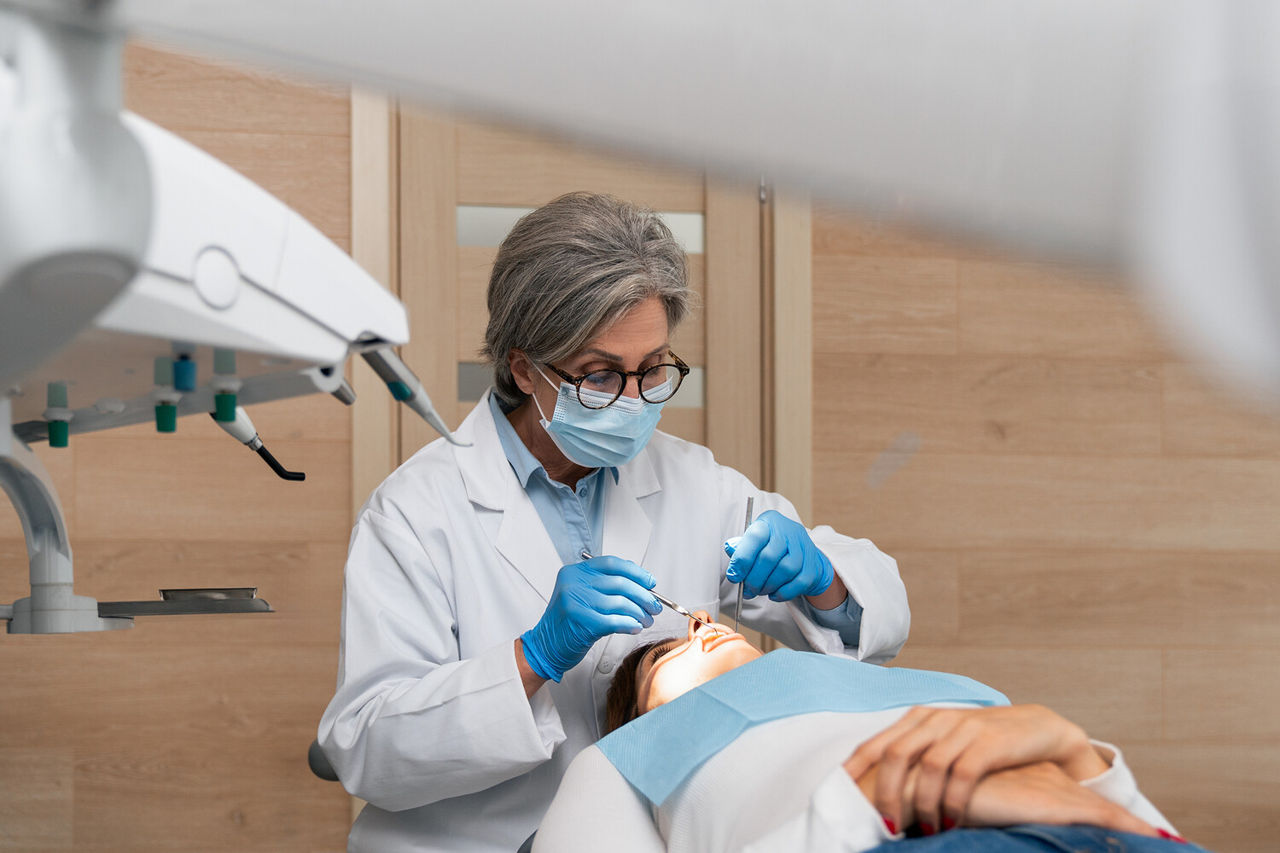 O dentistă, arestată în Thailanda pentru că a consultat pacienți fără licență.