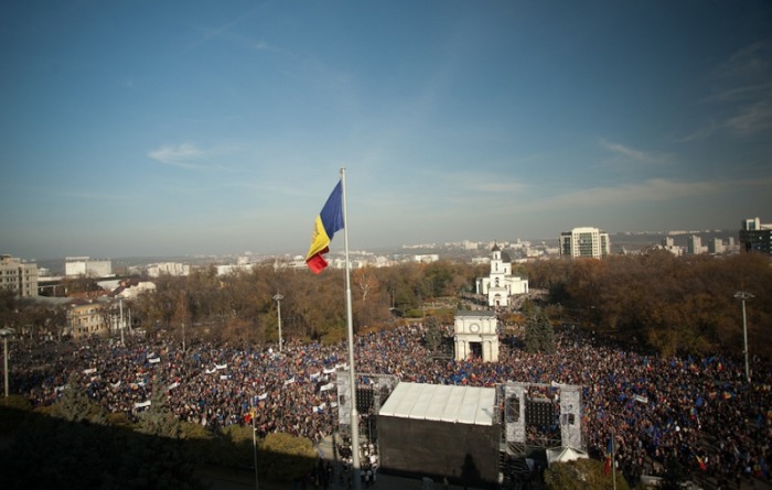 Liberal-democrații și socialiștii nu pot împărți Piața Marii Adunări Naționale pentru ziua de 7 septembrie.