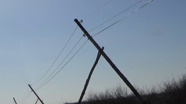 Peste 1000 de piloni de electricitate riscă să se prăbuşească din cauza termenului de exploatare expirat. Foto: vesttv-resita.ro
