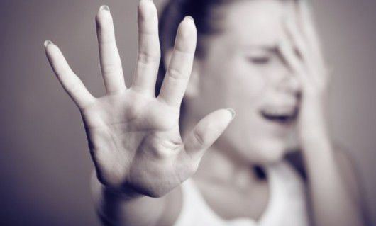 Administraţia şcolii a anunţat poliţia, iar adolescenta de 17 ani a fost supusă unei expertize medico-legale.