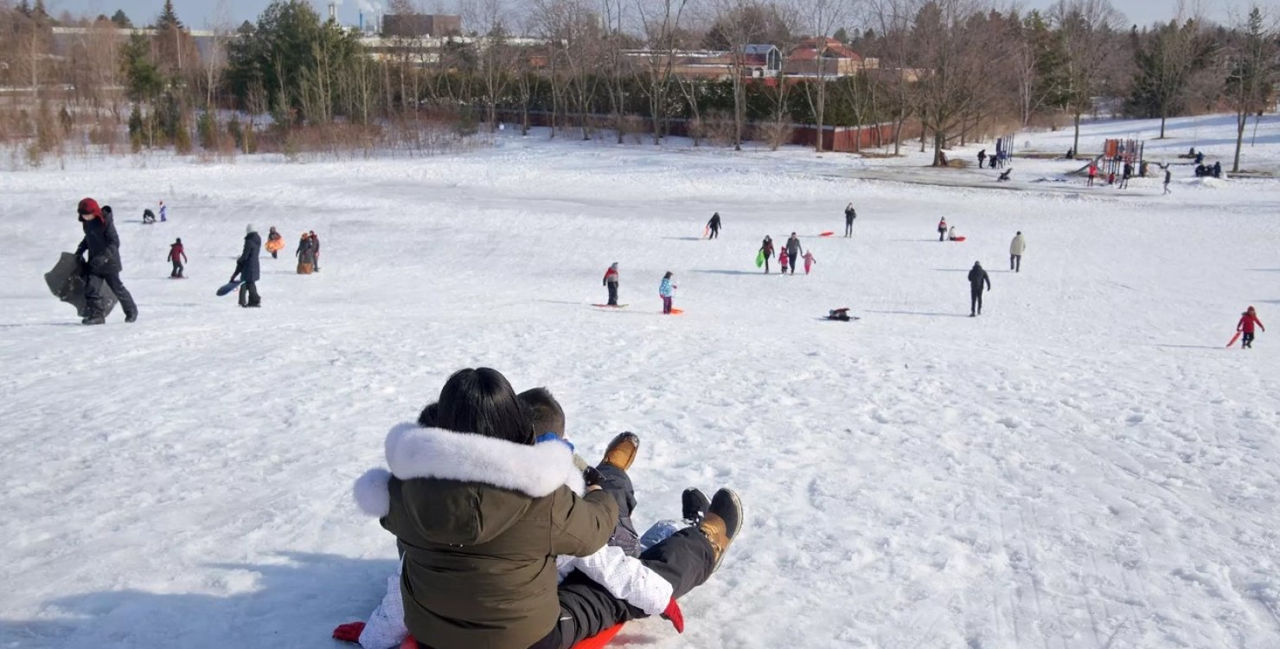 В Торонто запретили кататься на санках на «небезопасных» горках в городе.