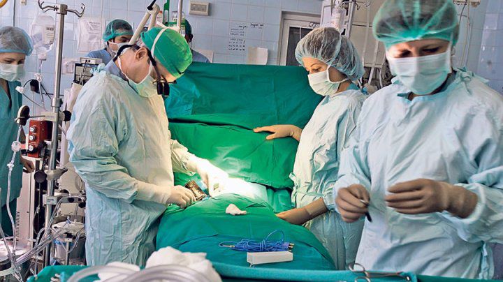 De ce poartă doctorii halate verzi sau albastre în sala de operaţii.