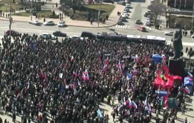В руках митингующие держат флаги Российской Федерации. Фото: Новости Донбасса