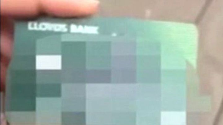 Culmea tupeului. Ce a făcut o femeie cu un card bancar găsit pe stradă