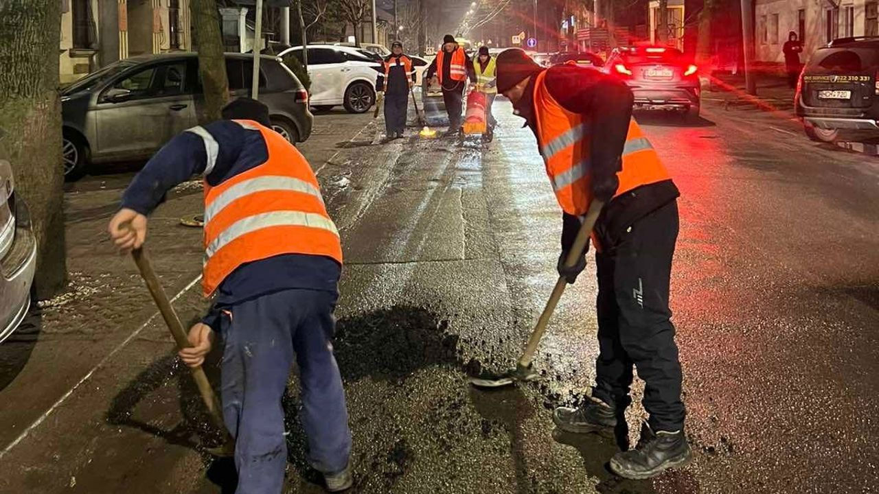  O avarie la o conductă a provocat apariția unei gropi pe o stradă din centrul Capitalei.