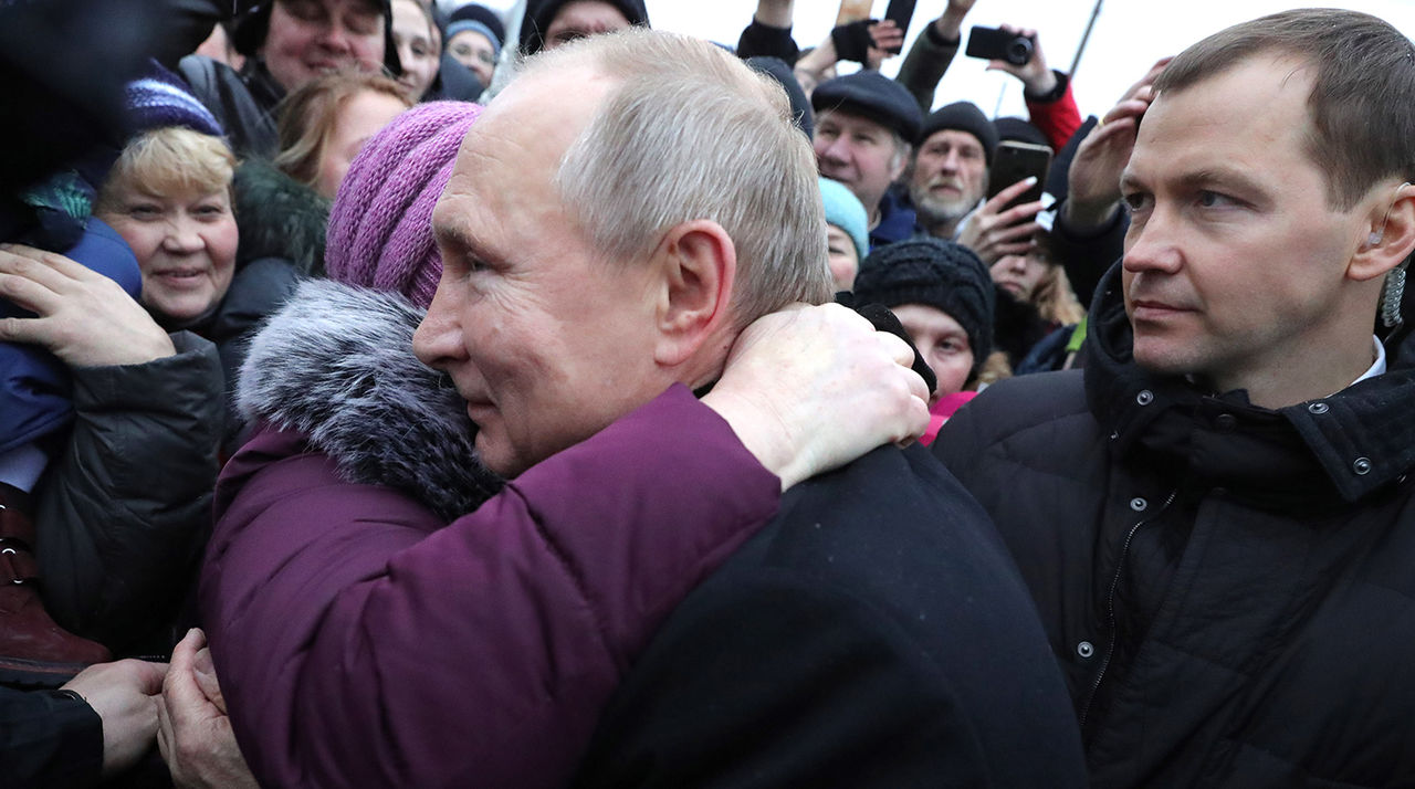 Путин обнял плачущую пенсионерку и пообещал помочь ее дочери.